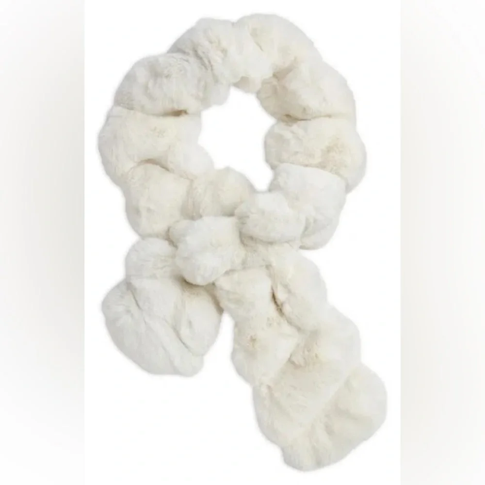 Et Ochs Cushnie Faux Fur Pull-Through Fuzzy Cozy Scarf in White Chinch One Size